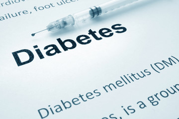 Obraz premium Paper with word diabetes and syringe.