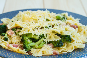 Pasta with ham, broccoli and cheese