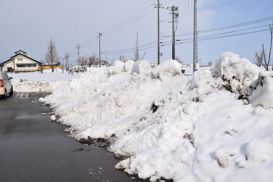 雪国の駐車場／豪雪地帯の山形県で、降雪後に除雪した駐車場を撮影した写真です。