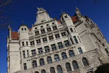 Fototapeta na wymiar Neues Rathaus in Leipzig, Südwestfront mit Löwen