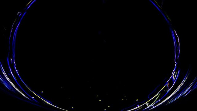 Blaues &Ouml;l l&auml;uft in ein Glas

