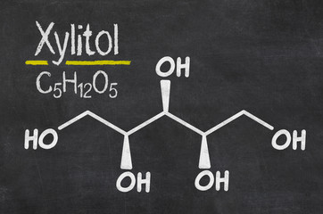 Schiefertafel mit der chemischen Formel von Xylitol