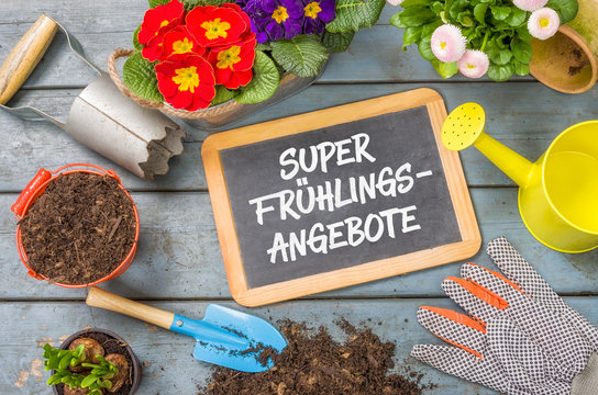 Tafel auf Pflanztisch mit Gartenutensilien - Super Frühlingsang
