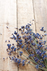 Obraz premium A bunch of dry lavender flowers on an old wooden table