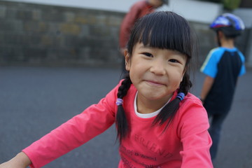 自転車に乗る少女　女の子　小学生　お下げ　みつあみ