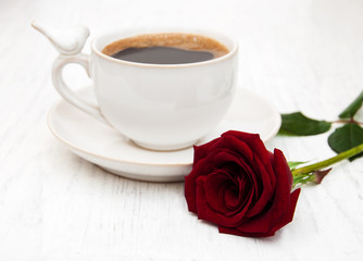 Obraz na płótnie Canvas Cup of coffee and red roses