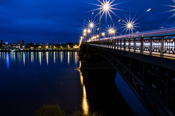 Theodor-Heuss-Brücke bei Nacht