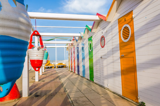 Cabine di legno con porte colorate