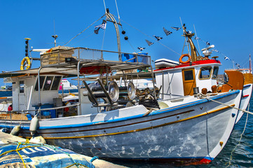 Barco de pesca amarrado en el puerto de Paros, Grecia