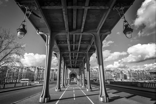 Fototapeta Bir Hakeim bridge in Paris, France
