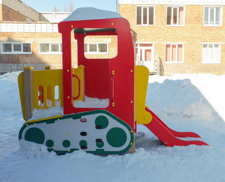 Трактор для детей на снегу