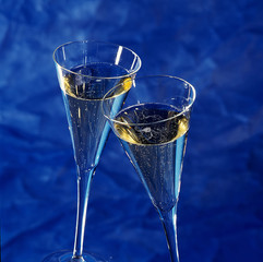 Mit Champagner ansto&szlig;en