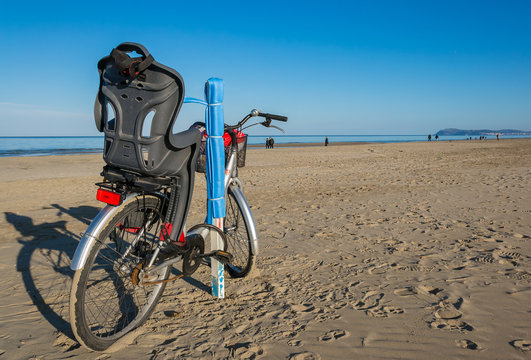 spiaggia in inverno con bicicletta
