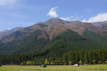 芝生のキャンプ場　山梨　日本　青空　山　森
