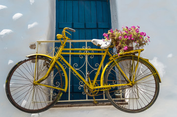 Fototapeta na wymiar Bicicleta decorativa en Naxos, Grecia