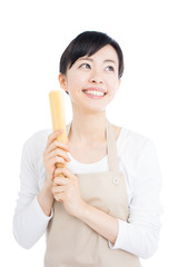 パスタを持った女性