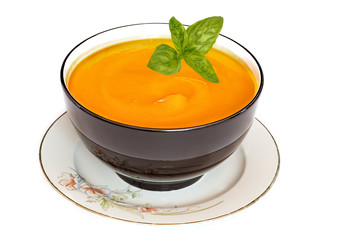 bol de velouté de potimarron sur fond blanc