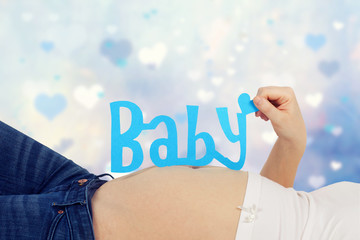 Schwangere mit Baby-Schild