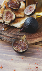 Slices of toast with figs and honey