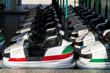 Pista di autoscontro con piccole automobili biposto allineate