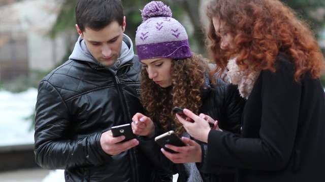 Friends smartphones share data