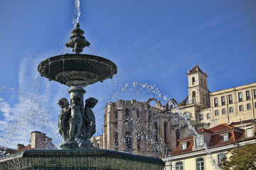 Fototapeta na wymiar Famous fountain on rossio square the liveliest placa in Lisbon