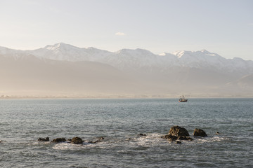 Mar de invierno en la costa de Kaikoura, Nueva Zelanda