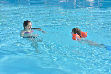 jeunes filles dans la piscine