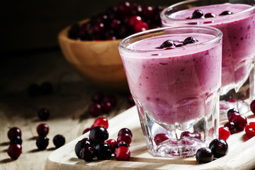 Milk-Berry smoothie with cranberry, black currant and red curran