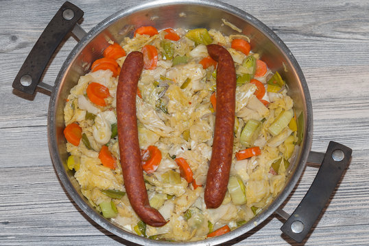 Wirsingeintopf mit Wurst, Karotten und Lauch