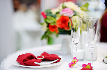 Stylish red table set