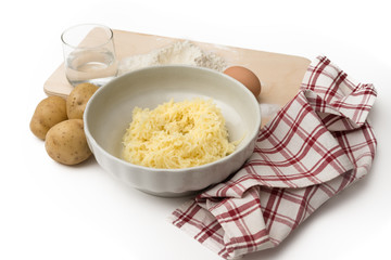 Preparazione del gateau di patate 