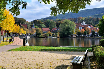 Obraz premium Ilsenburg(Harz) am Forellenteich Berge im Hintergrund