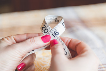 2016 Women hands holding sewing centimeter