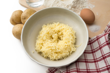 Preparazione del gateau di patate 