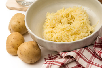Preparazione del gateau di patate 