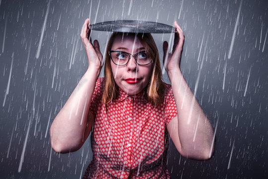 Rothaarige Frau / Im Regen stehen / Es regnet in Str&ouml;men