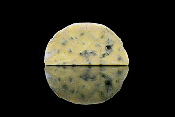 sich spiegelnder blauschimmelkäse auf schwarzen hintergrund