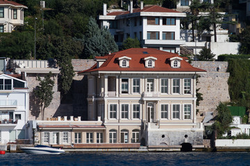 Obraz premium Building in Bosphorus Strait