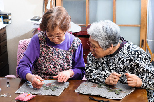 裁縫をしながらおしゃべりをしている高齢の女性,日本人