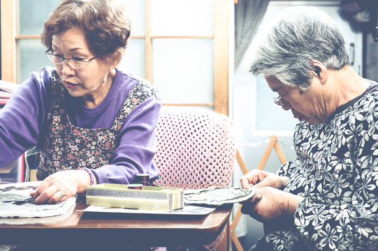 裁縫をしながらおしゃべりをしている高齢の女性,日本人