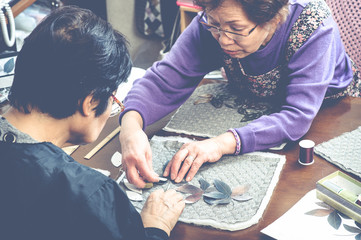 裁縫をしている高齢の女性,日本人 - obrazy, fototapety, plakaty