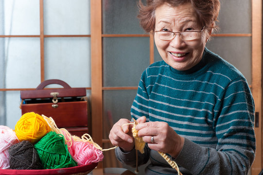 裁縫をしている高齢の女性,日本人