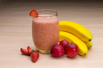 zumo banano, fresas y ciruelas
