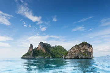 Papier Peint photo Railay Beach, Krabi, Thaïlande La Thaïlande Chicken Head island cliff sur l& 39 eau de l& 39 océan lors d& 39 une excursion en bateau touristique à Railay Beach Resort