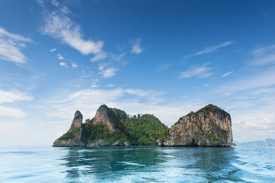 Fototapeta Thailand Chicken Head island cliff over ocean water during tourist boat trip in Railay Beach resort