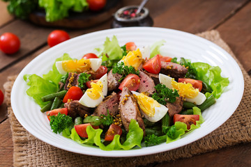 Warm salad with chicken liver, green beans, eggs, tomatoes and balsamic dressing