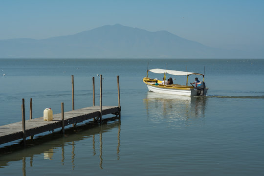 Una lancha con pasajeros sale del muelle de el Lago de Chapala.