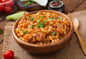 Steamed white beans with meat in tomato sauce