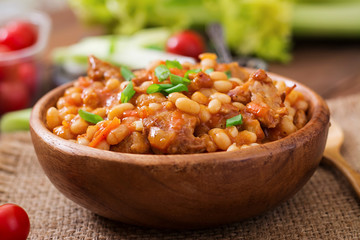 Steamed white beans with meat in tomato sauce